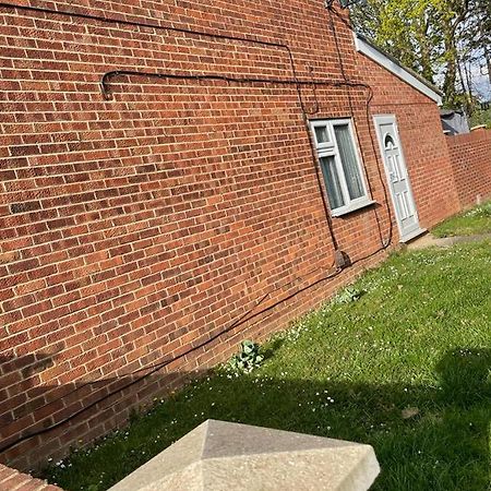 Travel Legend Stays 1 Bedroom Place With Hot Tub Farnham Royal Zewnętrze zdjęcie