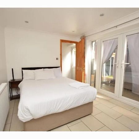 Travel Legend Stays 1 Bedroom Place With Hot Tub Farnham Royal Zewnętrze zdjęcie