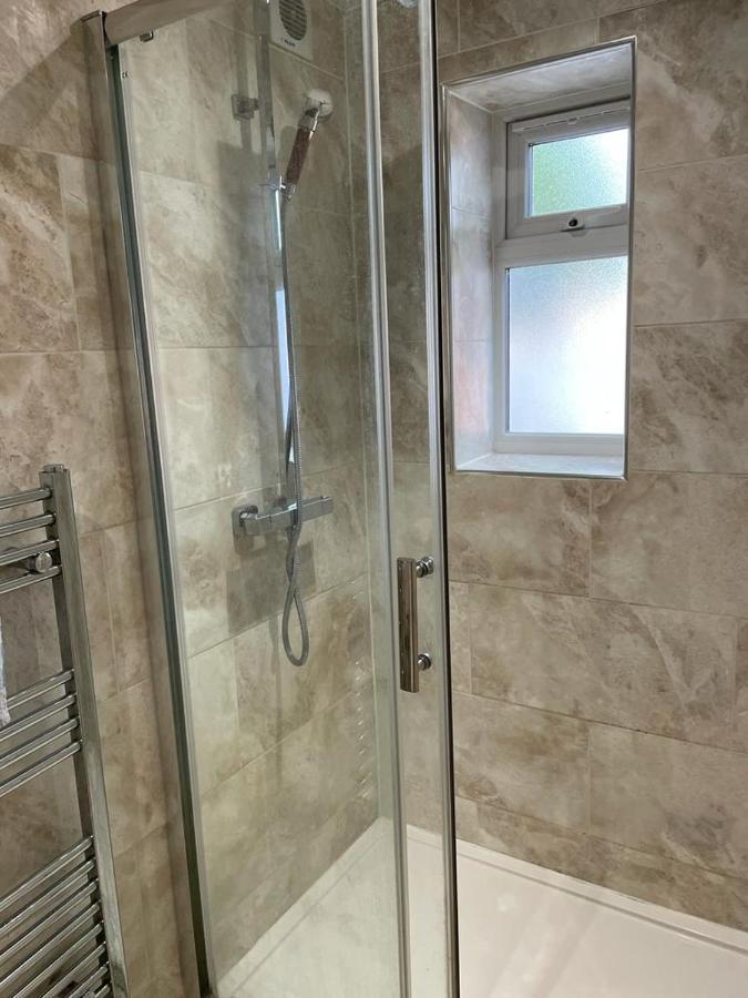 Travel Legend Stays 1 Bedroom Place With Hot Tub Farnham Royal Zewnętrze zdjęcie