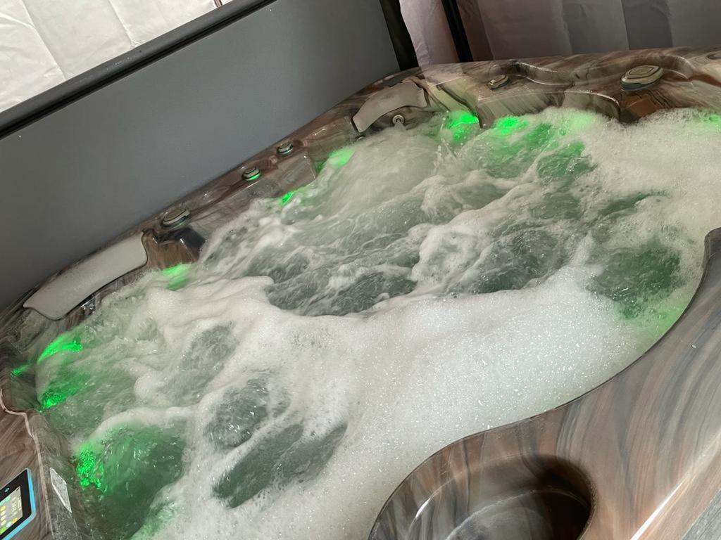 Travel Legend Stays 1 Bedroom Place With Hot Tub Farnham Royal Zewnętrze zdjęcie
