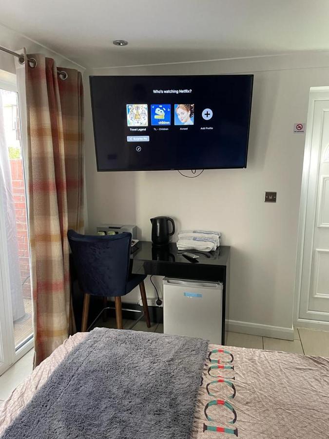 Travel Legend Stays 1 Bedroom Place With Hot Tub Farnham Royal Zewnętrze zdjęcie