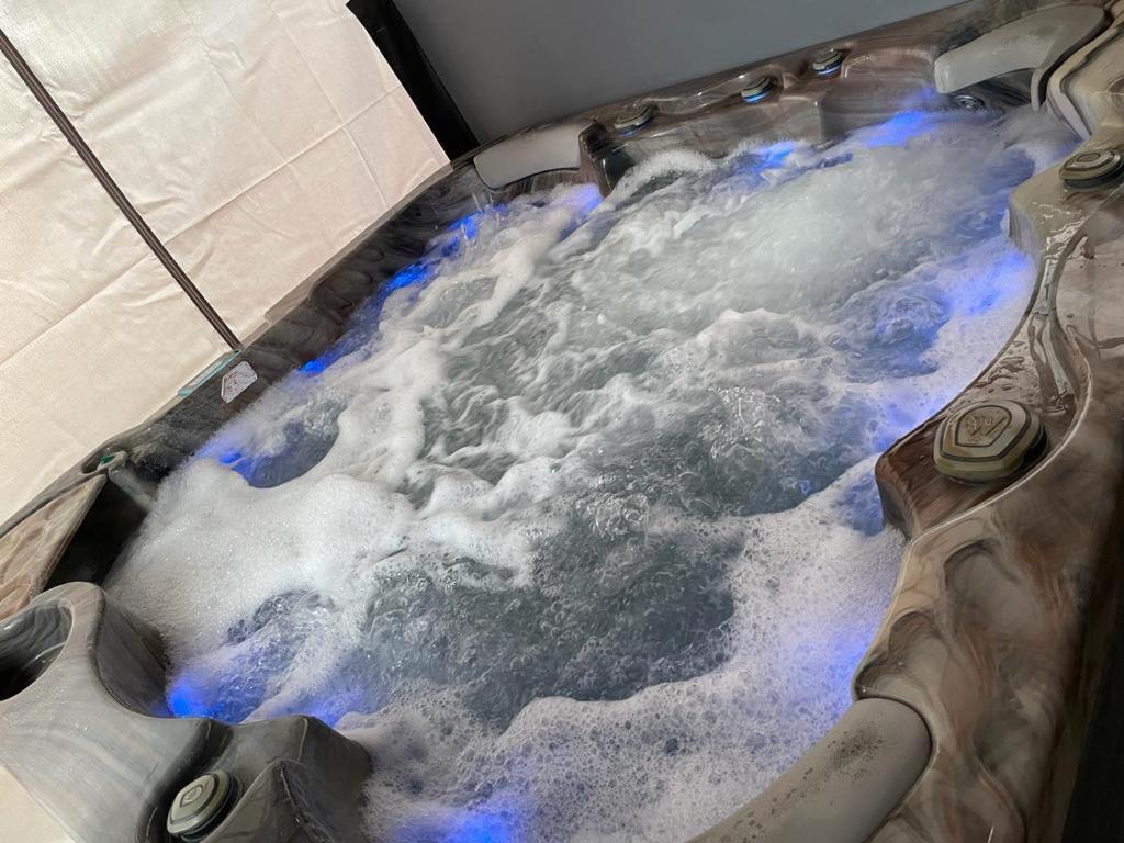 Travel Legend Stays 1 Bedroom Place With Hot Tub Farnham Royal Zewnętrze zdjęcie