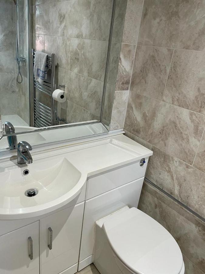 Travel Legend Stays 1 Bedroom Place With Hot Tub Farnham Royal Zewnętrze zdjęcie