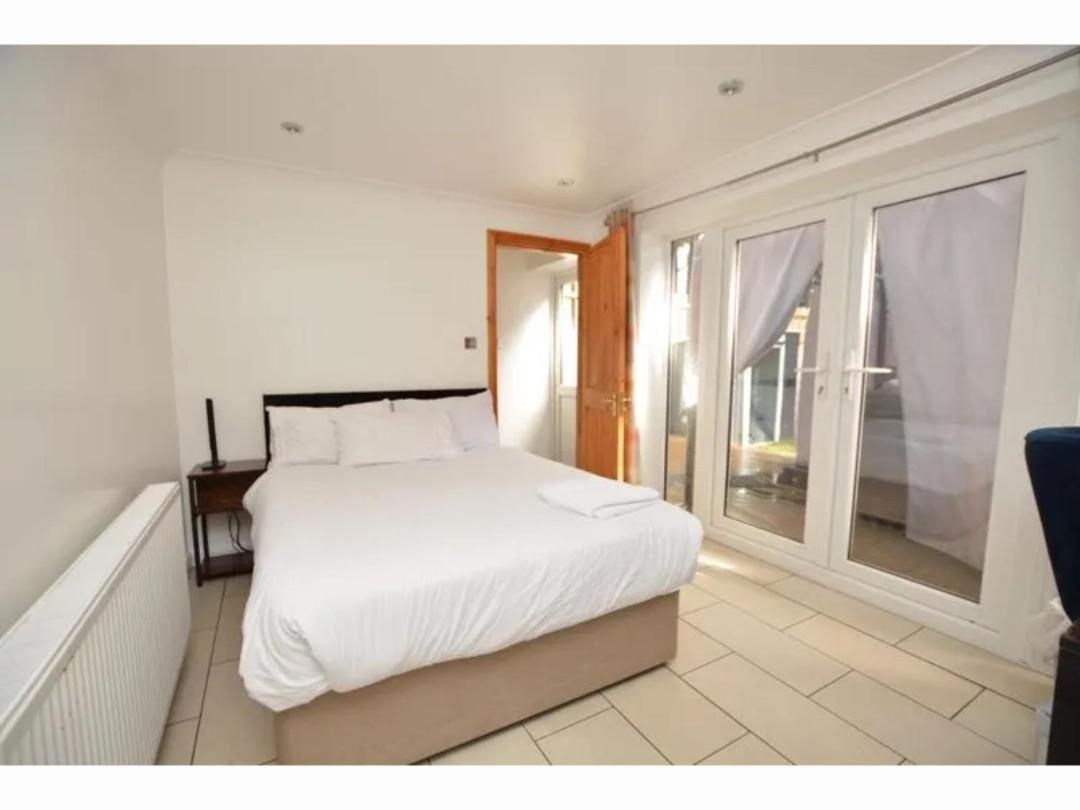 Travel Legend Stays 1 Bedroom Place With Hot Tub Farnham Royal Zewnętrze zdjęcie